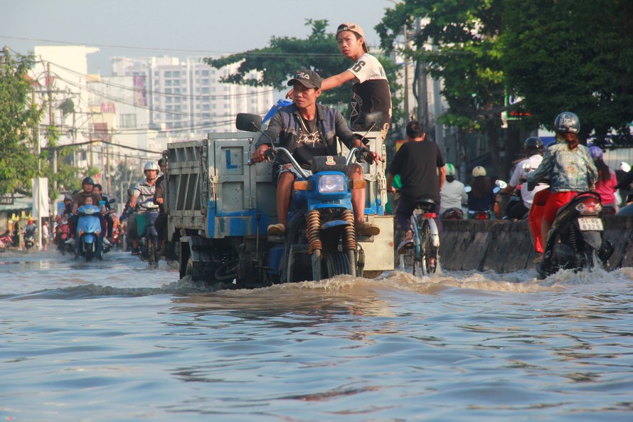 Nam Bộ có mưa dông kết hợp triều cường gây ngập lụt