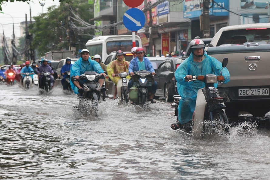 Miền Bắc có sương mù, trưa chiều hửng nắng, Nam Bộ có mưa dông cuối ngày