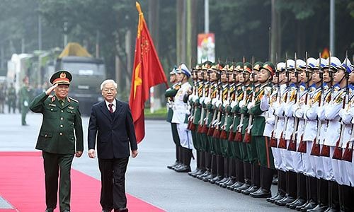 Tổng Bí thư, Chủ tịch nước Nguyễn Phú Trọng và Bộ trưởng Bộ Quốc phòng Ngô Xuân Lịch duyệt Đội danh dự Quân đội nhân dân Việt Nam. Ảnh: Tiền Phong