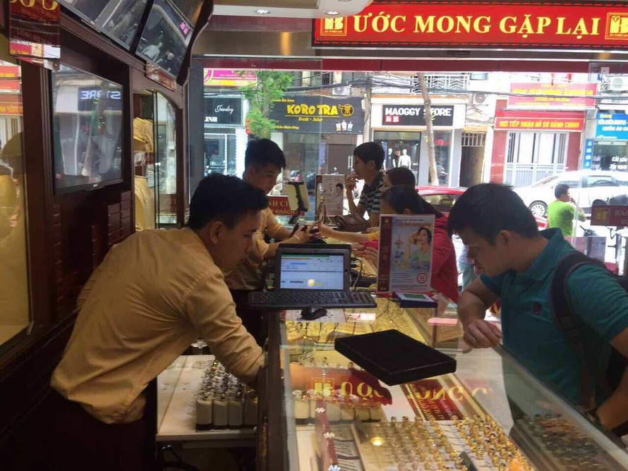 Giá vàng ngày 12/4: Thị trường lao dốc do đồng USD quay đầu tăng