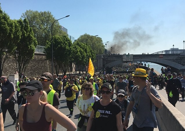 Phe Áo vàng tuần hành, khói lửa lại xuất hiện trên đường phố Paris