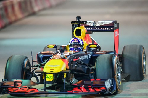 Đội đua Aston Martin Red Bull giới thiệu chiếc xe đua F1 RB7. Ảnh: Thanh Niên