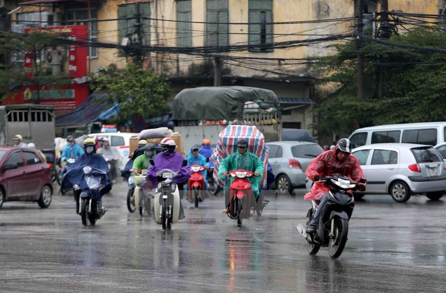 Thời tiết ngày 18/6: Bắc Bộ và Nam Bộ có mưa dông, Trung Bộ nắng nóng 