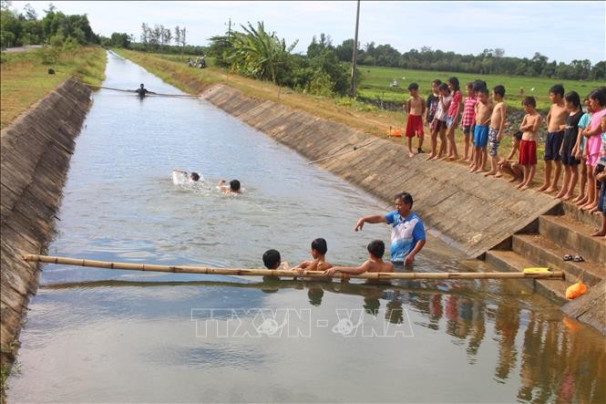 Lớp học bơi miễn phí trên kênh thủy lợi