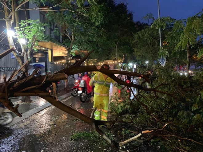 Lực lượng CSGT có mặt tại hiện trường để phân luồng giao thông. Ảnh: Thanh Niên