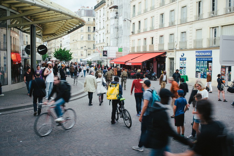 Một người vận chuyển đồ ăn của Glovo. Ảnh: The New York Times