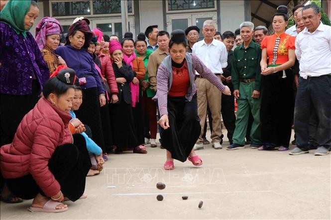 Người dân tộc Thái ở thành phố Sơn La (tỉnh Sơn La) chơi tó má lẹ tại Lễ hội hoa ban năm 2019. Ảnh: TTXVN