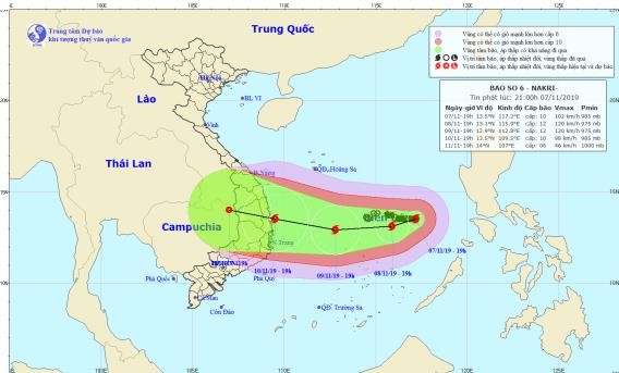 Bão Nakri đổ bộ vào bờ biển Nam Trung Bộ tối ngày 10/11