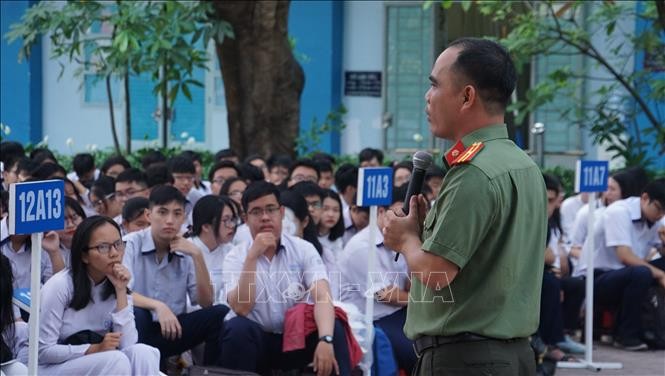 Các chuyên gia và đông đảo học sinh cùng tham gia trao đổi tại buổi tọa đàm “Bạo lực học đường, dâm ô trẻ em – chống được không?”, ngày 8/4, tại TP Hồ Chí Minh. Ảnh: TTXVN