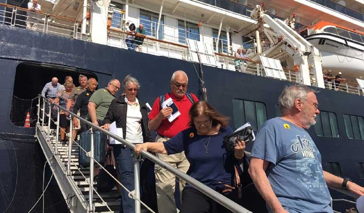 Hành khách làm thủ tục rời tàu MS Westerdam. Ảnh: Khmer Times