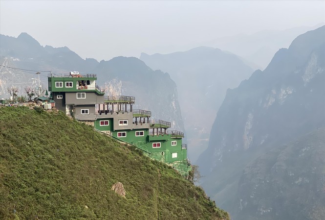 Nhà nghỉ, nhà hàng Panorama trên đèo Mã Pì Lèng. Ảnh: Tiền Phong