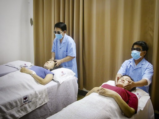 Nhân viên massage, cắt tóc hạn chế tiếp xúc quá gần với khách hàng