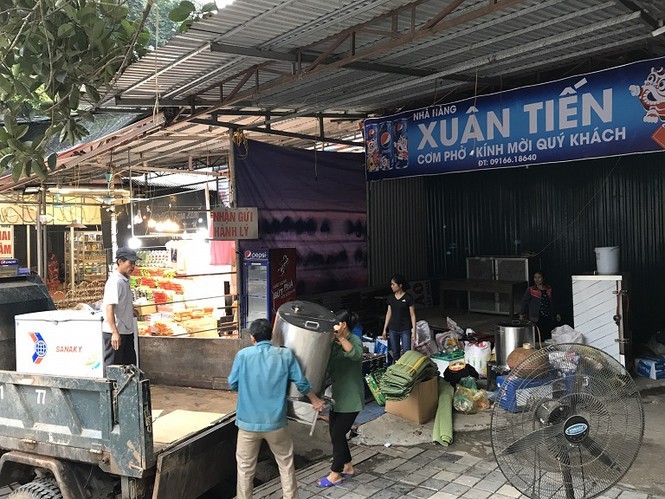 Các tiểu thương tại Chùa Hương dọn dẹp đồ đạc do khu di tích tạm thời đóng cửa. Ảnh: Tiền Phong