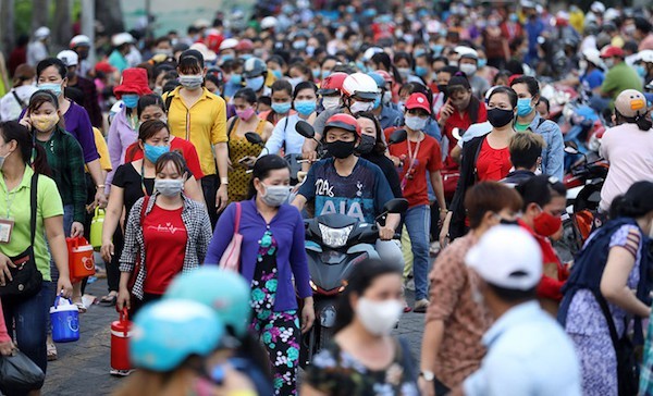 Công ty Pouyuen có 62.000 công nhân, giờ tan ca luôn đông đúc, chen lấn gây lo ngại cho công tác chống dịch của TP. Ảnh: VOV