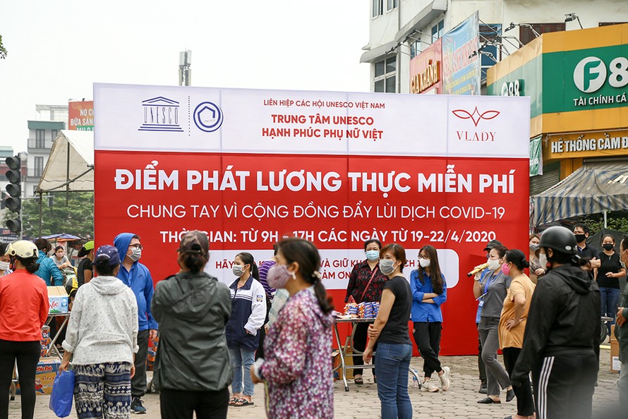 Liên hiệp các hội UNESCO Việt Nam phát gạo cho những người gặp khó khăn trong dịch COVID 19