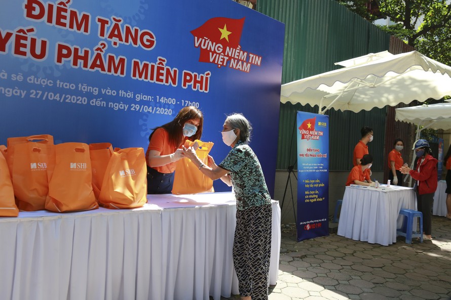 SHB tặng gần 6.000 suất quà cho bà con khó khăn