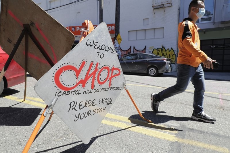 Một tấm biển được đặt trước khu vực Capitol Hill Occupied Protest (CHOP). Ảnh: AP