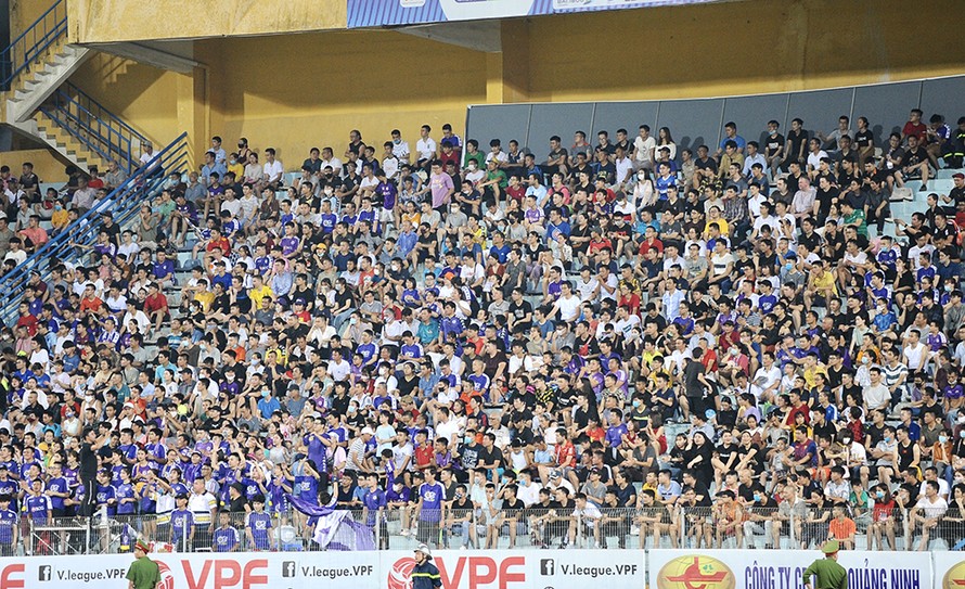 Khán đài V.League đầy ắp khán giả trong ngày trở lại hậu COVID-19.