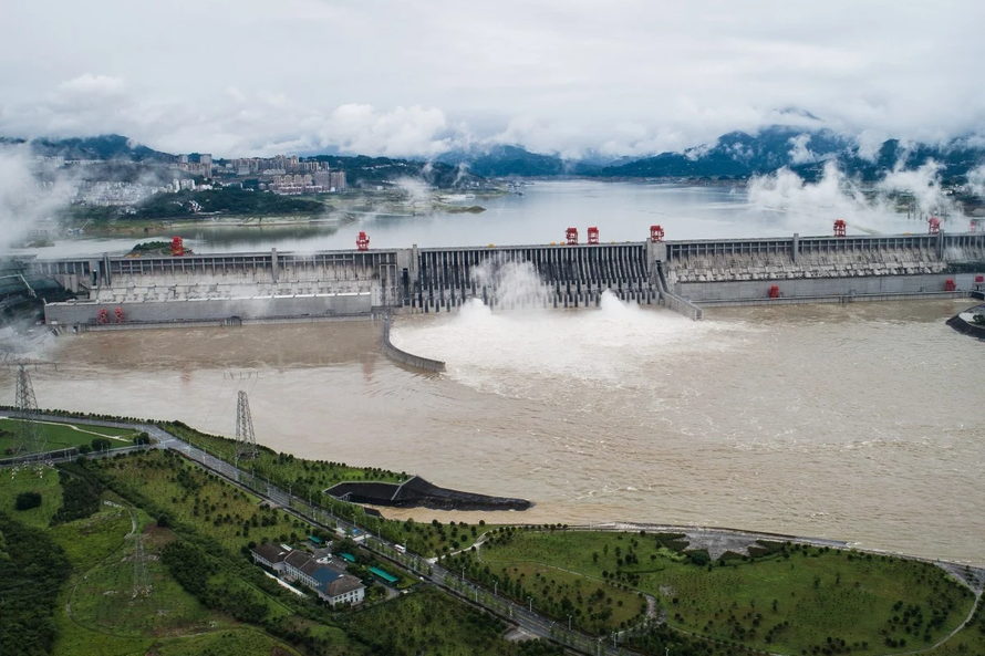 Nước tuôn ra từ hồ chứa Tam Hiệp trên sông Dương Tử ở Hồ Bắc vào tuần trước. Ảnh: Tân Hoa Xã