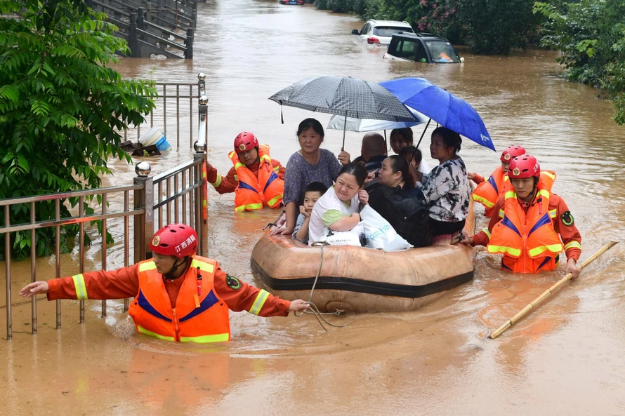 Người dân tỉnh Giang Tây được đưa đi sơ tán. Ảnh: EPA