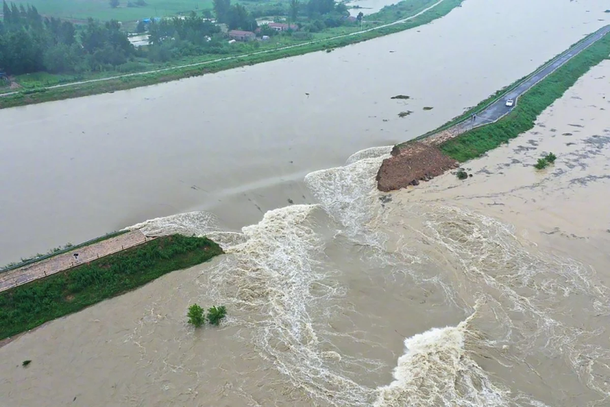 Trung Quốc cho nổ đập trên sông Trường Giang để xả lũ 