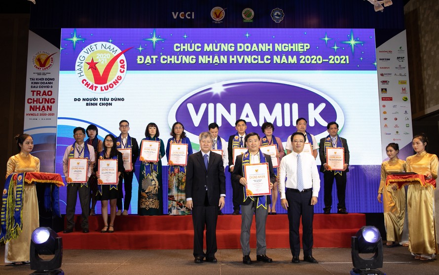 Ông Đỗ Thanh Tuấn – Giám đốc Đối ngoại Công ty Vinamilk – nhận giấy chứng nhận Hàng Việt Nam Chất Lượng Cao lần thứ 24.