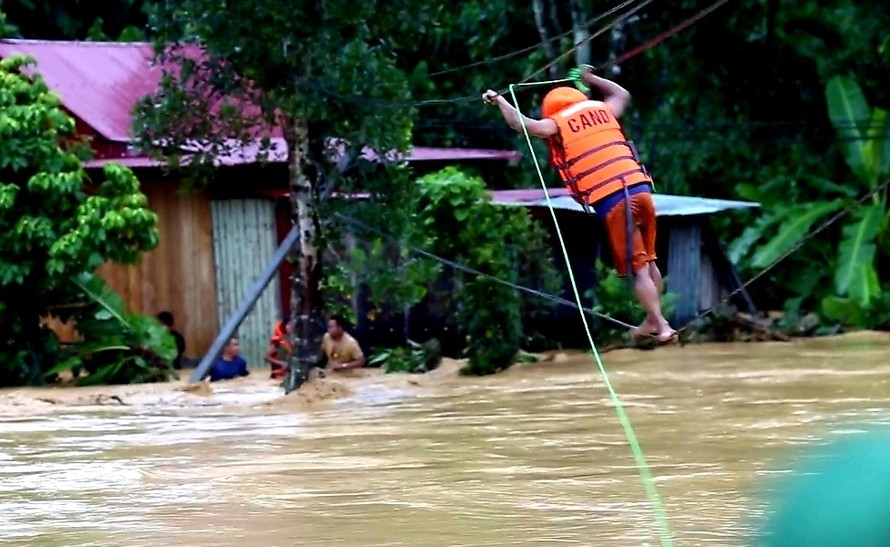 Công an Quảng Nam đu dây giải cứu người mắc kẹt do lũ quét