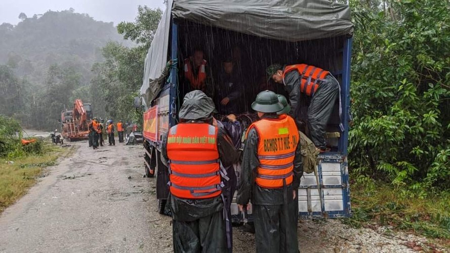 Phương tiện, lực lượng đã lên đường tiếp cận thủy điện Rào Trăng 3. Ảnh: Báo Thừa Thiên-Huế