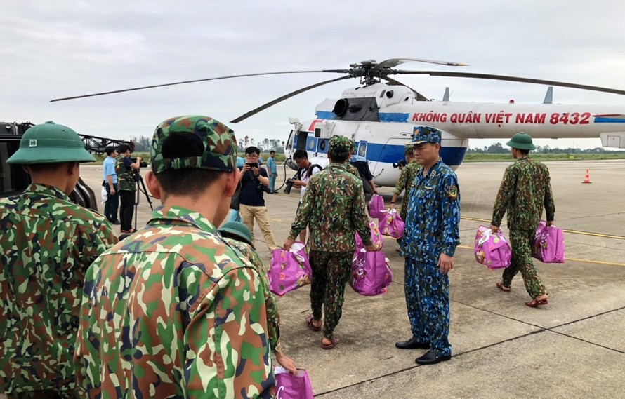 Máy bay đưa hàng cứu trợ vào ALin B2, Rào Trăng 4. Đã có 2 chuyến bay chuyển hàng vào các điểm này. Ảnh: Báo Thừa Thiên-Huế