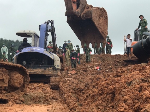 Các lực lượng đang rất khẩn trương tìm kiếm cán bộ, chiến sĩ bị vùi lấp. Ảnh: Quân đội Nhân dân