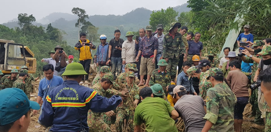 Thủ tướng: Tình hình miền Trung đang nước sôi lửa bỏng