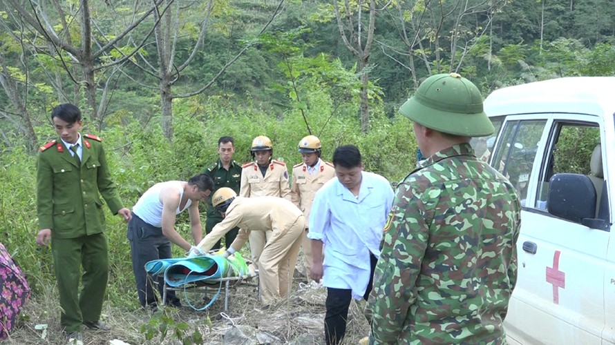 Xe chở du khách lao xuống vực tại Hà Giang 