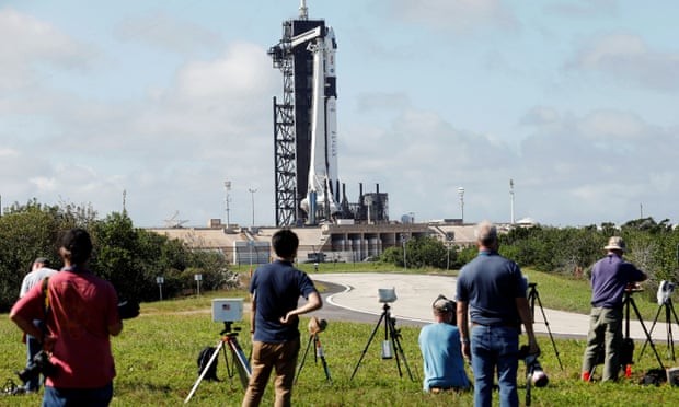 SpaceX hoãn phóng tàu vũ trụ do thời tiết xấu