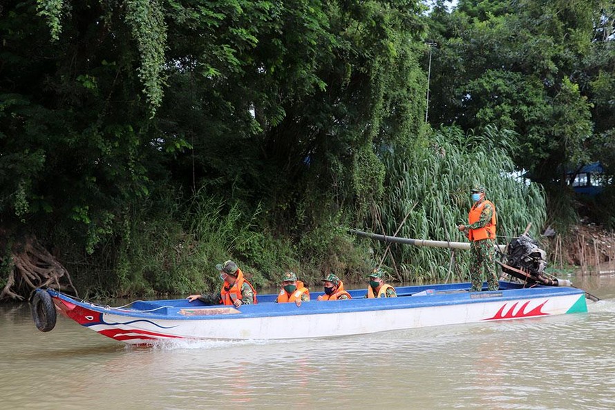 Cán bộ, chiến sĩ Đồn Biên phòng Cửa khẩu Long Bình (An Phú) tuần tra, kiểm soát ngăn chặn xuất, nhập cảnh trái phép. Ảnh: Báo An Giang