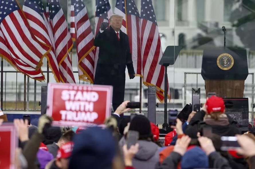 Facebook, Twitter phong tỏa tài khoản ông Trump