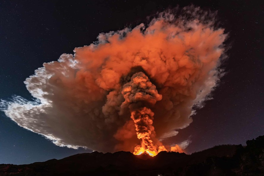 Cột tro bụi và dung nham trên núi Etna. Ảnh: The Guardian