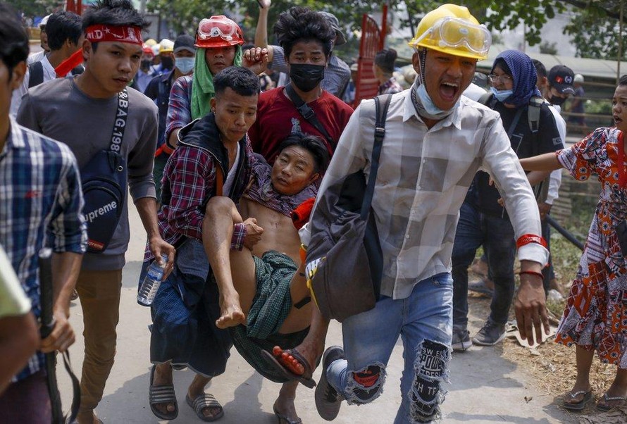 Một người biểu tình tại Yangon được đưa đi cấp cứu hôm Chủ nhật. Ảnh: AP