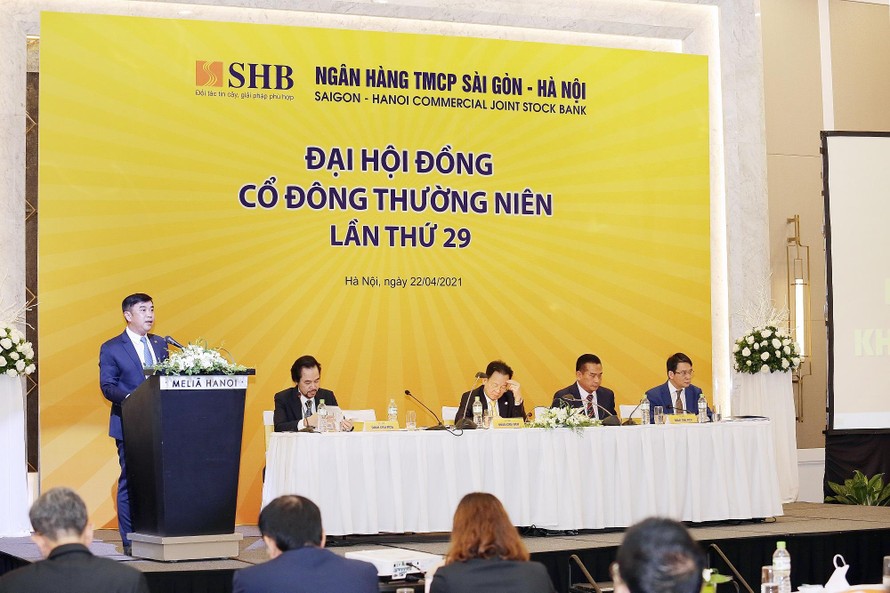 Ông Nguyễn Văn Lê - Tổng Giám đốc SHB báo cáo kết quả hoạt động kinh doanh 2020 và kế hoạch hoạt động năm 2021.