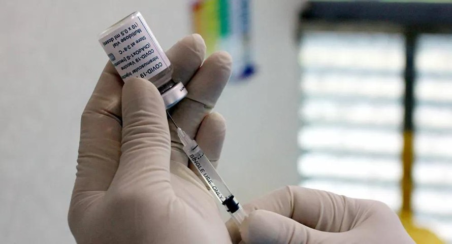 Nhân viên y tế tiêm tử vong sau khi tiêm vaccine COVID-19