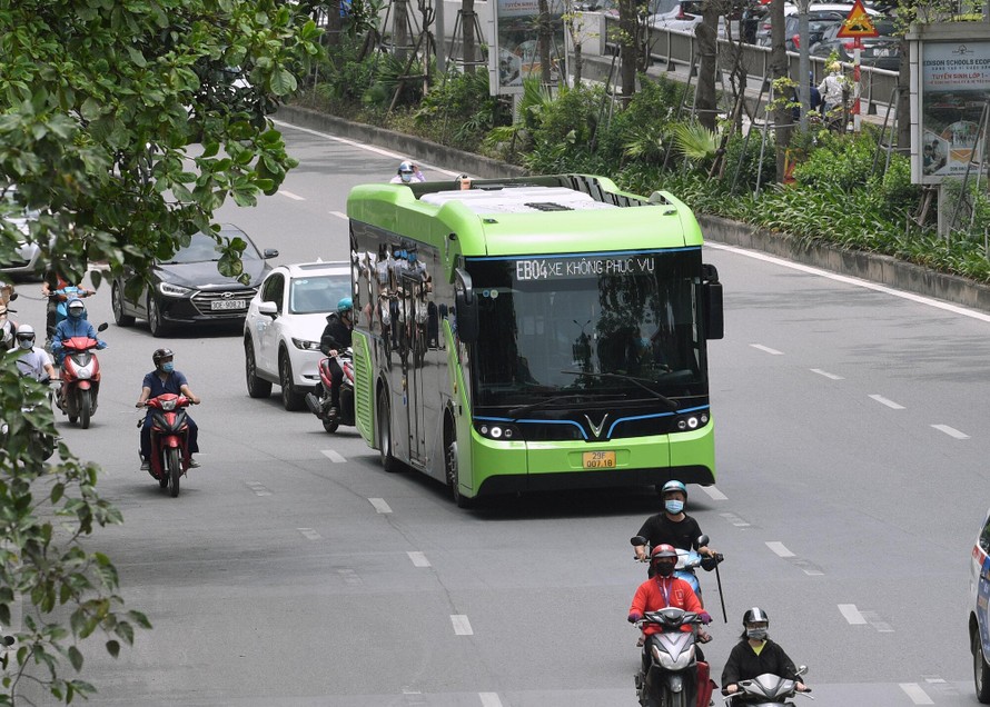 Bất ngờ bắt gặp xe buýt điện VinBus chạy trong thành phố Hà Nội