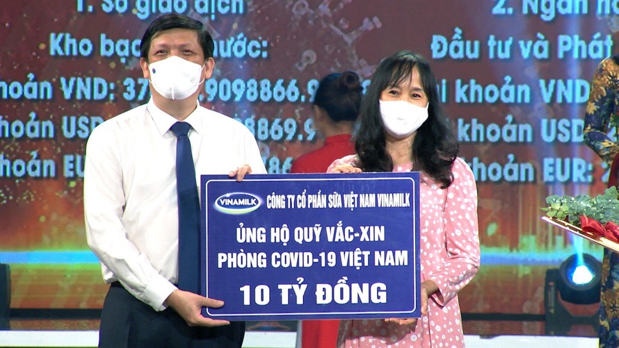 Đại diện Vinamilk trao 10 tỷ đồng đóng góp vào Quỹ Vaccine phòng Covid-19 cho đại diện Bộ Y tế.