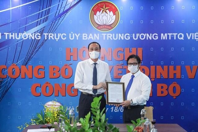 Ông Phùng Khánh Tài, Phó Chủ tịch UBTƯ MTTQ Việt Nam trao quyết định giao nhiệm vụ Quyền Tổng Biên tập báo Đại Đoàn Kết cho nhà báo Lê Anh Đạt. Ảnh: Đại Đoàn Kết