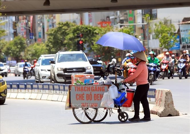 Cả nước ngày nắng nóng, đêm mưa dông