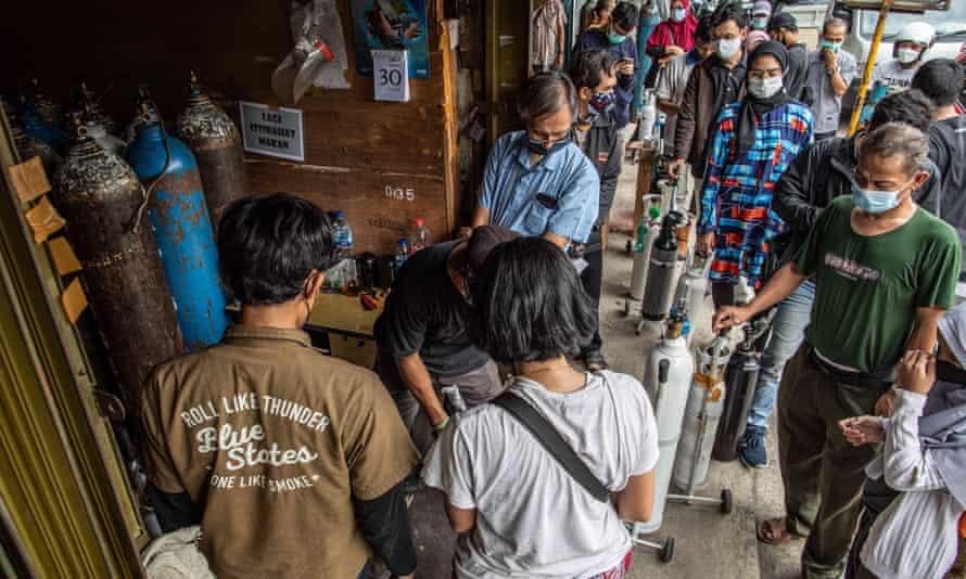 Indonesia nguy cơ rơi vào khủng hoảng thiếu bình oxy