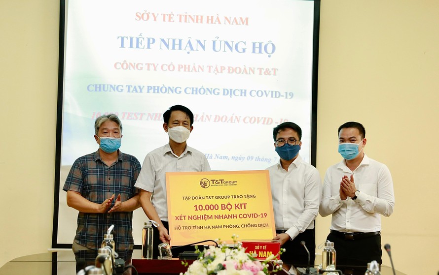 Ông Trần Viết Huệ, Phó Giám đốc Sở Y tế, đại diện Ban Chỉ đạo phòng chống dịch COVID-19 tiếp nhận 10.000 bộ kit xét nghiệm nhanh COVID-19 do Tập đoàn T&T Group trao tặng.