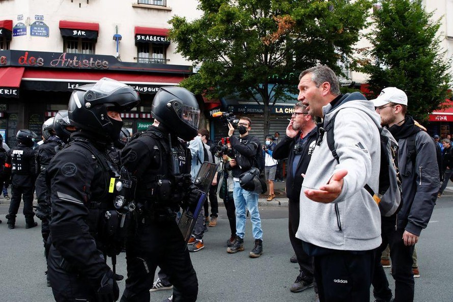 Người biểu tình tranh cãi với cảnh sát tại Paris. Ảnh: Reuters