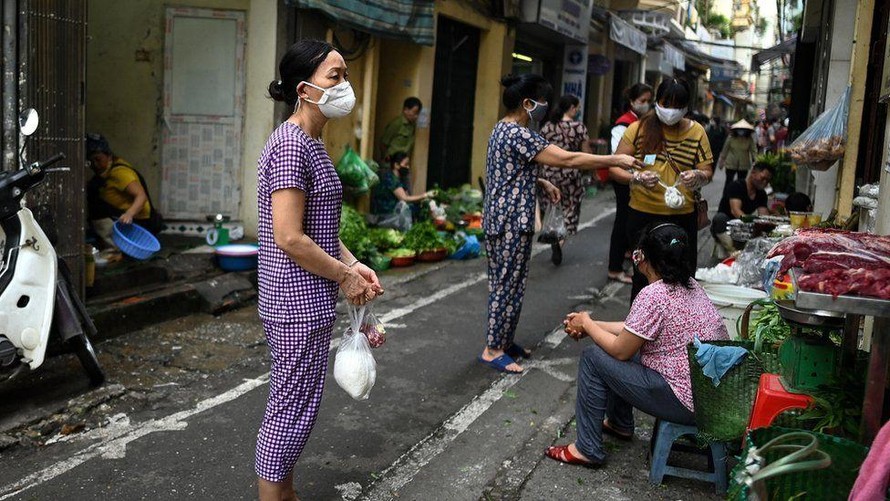 Hà Nội xem xét mô hình phát phiếu đi chợ