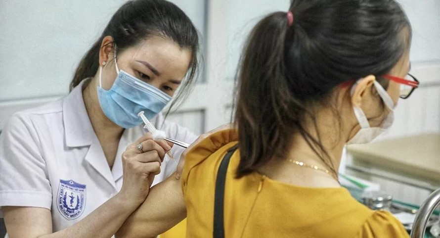 Vụ cô gái khoe tiêm 2 mũi vaccine Pfizer: Đình chỉ một Phó Chủ tịch phường