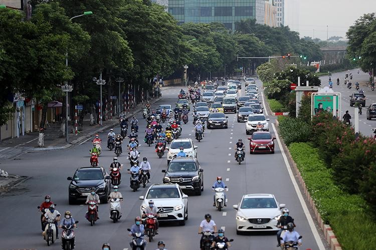 Thời điểm 7 giờ 10 phút sáng 17/9, nhiều tuyến đường như Trần Duy Hưng, Nguyễn Chí Thanh, Tây Sơn, Đại Cồ Việt, Trần Khát Chân... đông đúc người và phương tiện tham gia giao thông.