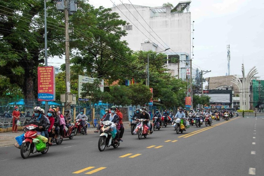 Các ngành chức năng TP. Long Xuyên đưa người dân về quê ở tạm tại Trường THCS Nguyễn Trãi (phường Mỹ Long).